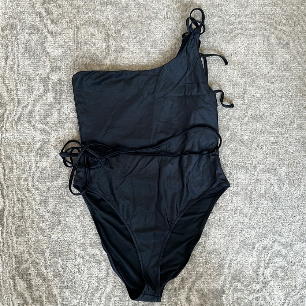 Good American One-Shoulder Suit